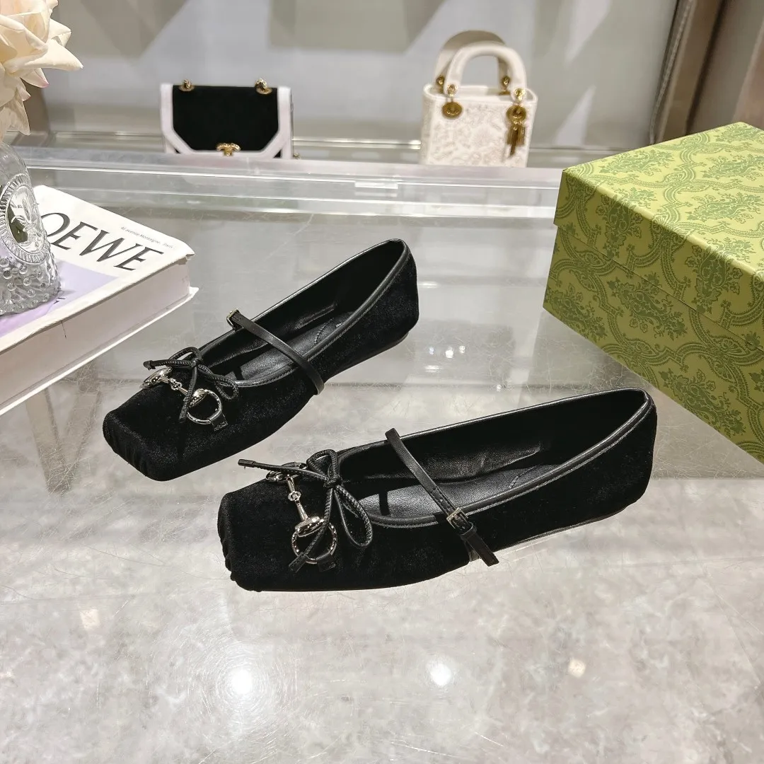 👟👟Ex-factory price 560👟👟 Gucci Horsebit series women's ballet flats. This iconic horsebit ballet flats features a square toe design and elegant bow details, paying tribute to the traditional ballet shoe style. This piece is crafted from Gucci ankh leather and embellished with a light gold-tone horsebit buckle. A 'sacchetto' construction with a soft, padded insole provides a great fit. ✅Size: 35-42 (customized for 40-42) ✅Sole material: Imported Italian genuine leather sole ✅Packaging: Brand new red box packaging